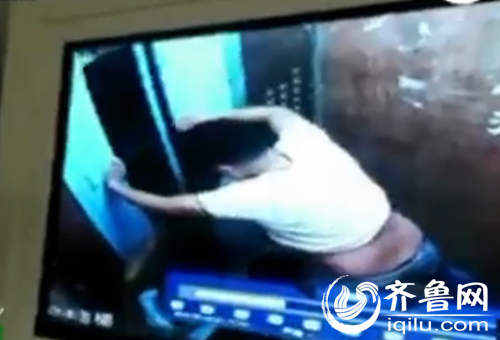 爱体育官网-喜剧《奥卡菲娜》幕后照曝光华裔男星“湿身”(图1) 爱体育